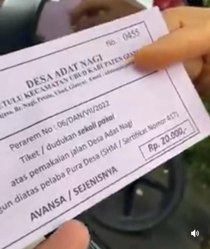 podiumnews.com-Viral Pemotor Bayar Tiket Lintasi Jalan Desa Adat Nagi